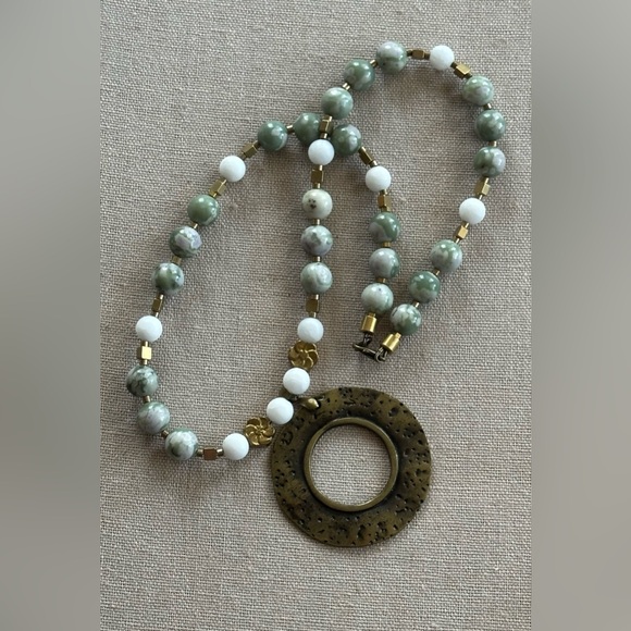 24 inch Jade and Alabaster bead necklace NWOT - Picture 3 of 13